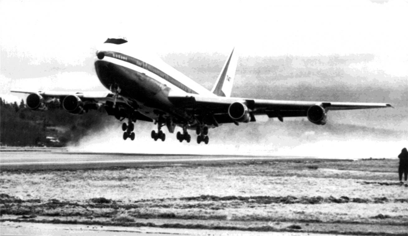 <p>Das bis dahin größte Verkehrsflugzeug, die Boeing 747 „Jumbo Jet“, beim Start zum erfolgreichen ersten Probeflug von Paine Field im US-Bundesstaat Washington aus. Für viele Piloten, Passagiere und Flugzeugfans, galt sie als die „Königin der Lüfte“ - die Boeing 747, der „Jumbo“. Jetzt hat die „747“ Geburtstag.</p>