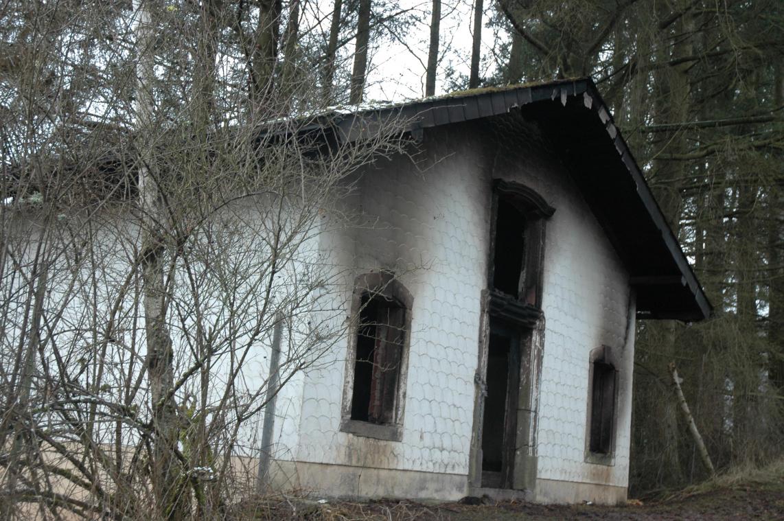 <p>Dieses Gebäude geriet am Donnerstag in Brand.</p>