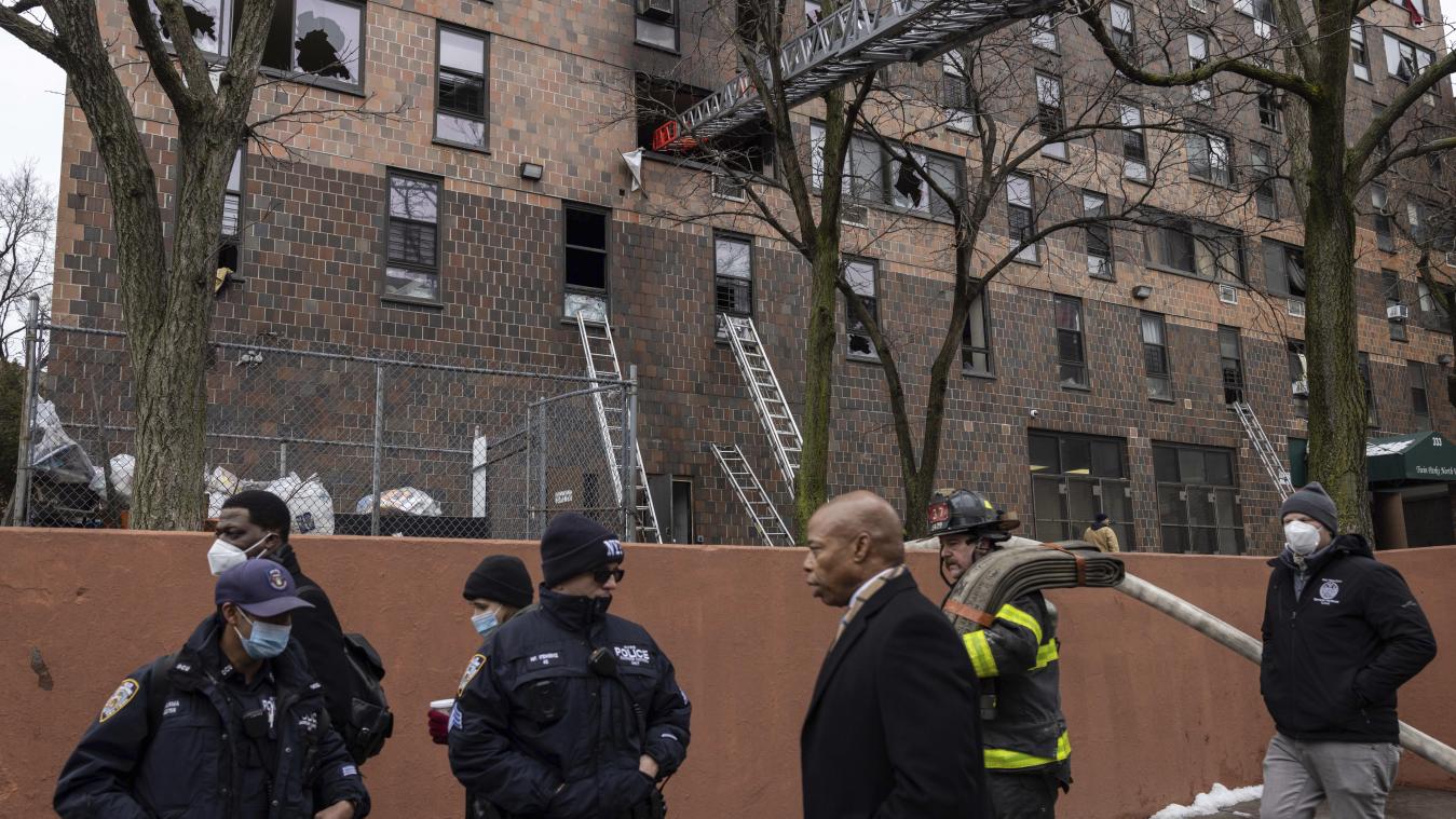 <p>Eric Adams (3.v.r), Bürgermeister von New York City geht an einem Wohnhaus vorbei, in dem ein tödlicher Brand ausgebrochen ist. Bei einem Feuer in einem Wohnhaus in dem New Yorker Stadtviertel Bronx sind nach Angaben des Bürgermeisters Adams 19 Menschen getötet worden.</p>