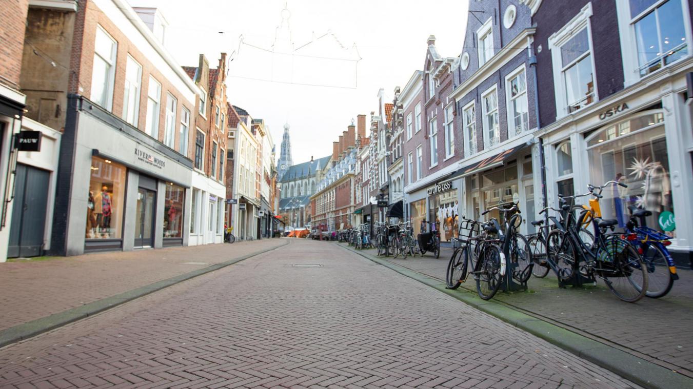 <p>Das Bild vom 20. Dezember 2021 zeigt eine leere Einkaufsstraße in Haarlem: Die neue Ausgangssperre in den Niederlanden gilt seit dem 19. Dezember.</p>