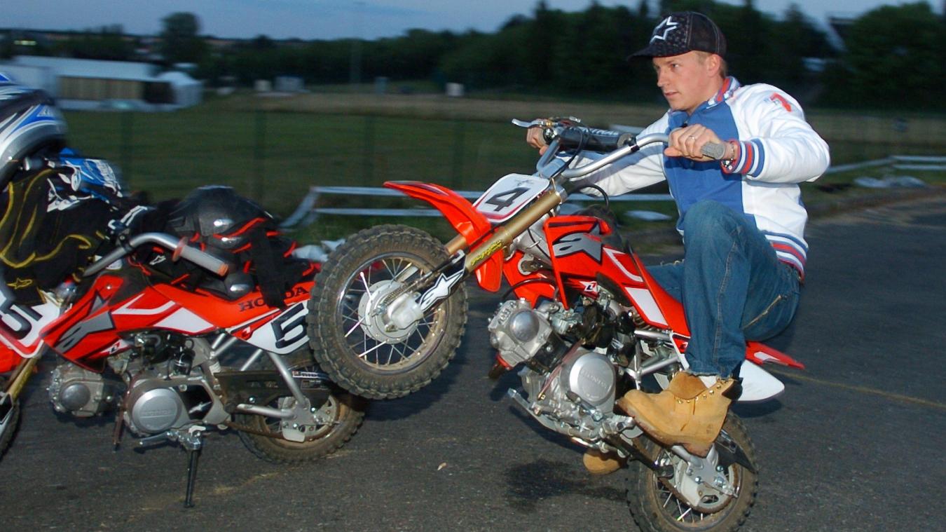 <p>Der ehemalige Formel 1-Weltmeister Kimi Räikkönen ist schon seit Langem passionierter Motocross-Liebhaber, wie dieses Foto aus dem Jahr 2004 belegt.</p>