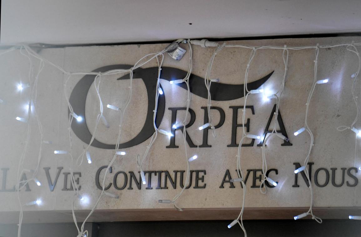 <p>Der französische Konzern Orpea wirbt mit dem Slogan „La vie continue avec nous“, was frei übersetzt „Mit uns geht das Leben weiter“ bedeutet.</p>