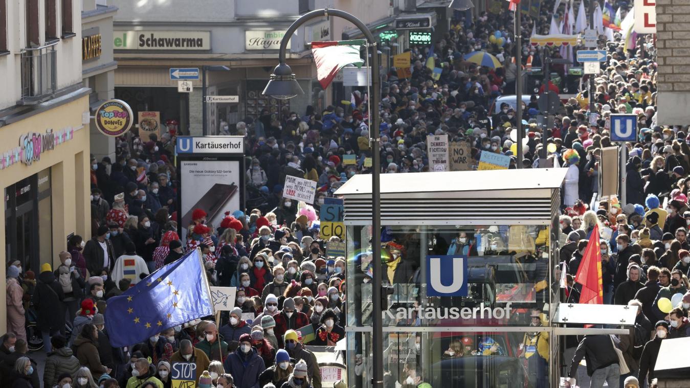 <p>Der Friedensdemonstrationszug am Rosenmontag in Köln: In der Stadt hatte für den Straßenkarneval im öffentlichen Raum die Regel 2G-plus gegolten.</p>