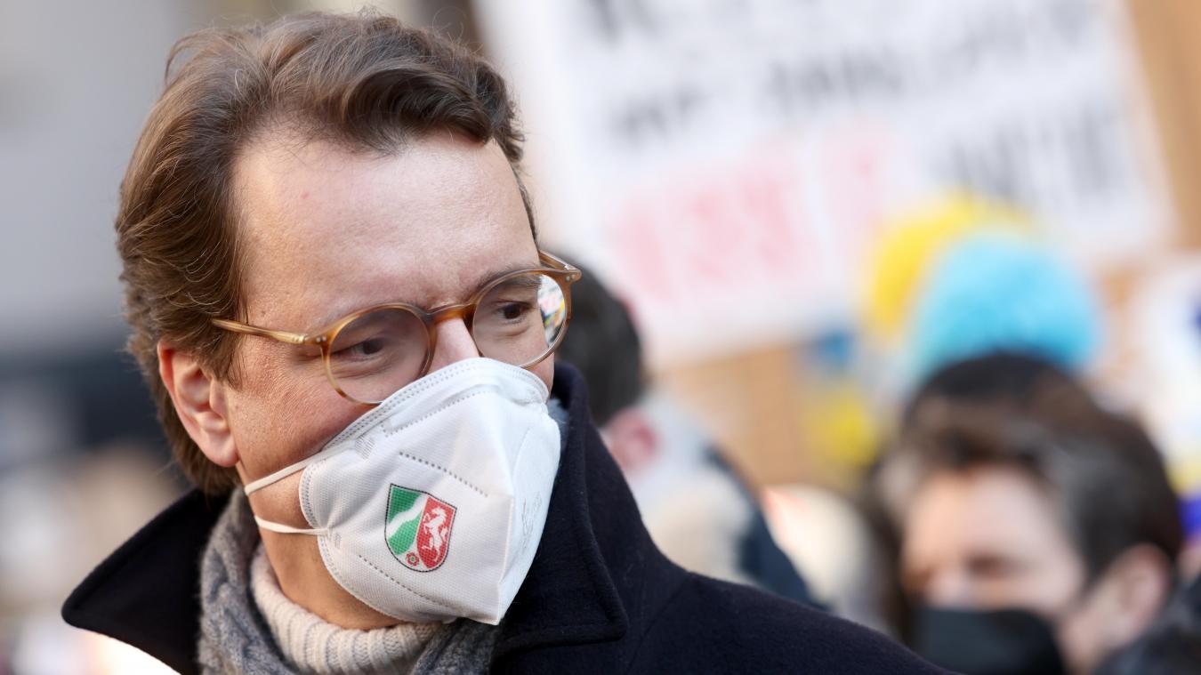 <p>Hendrik Wüst, Ministerpräsident von Nordrhein-Westfalen, trägt bei der Friedensdemonstration am Rosenmontag eine FFP2-Maske mit dem nordrhein-westfälischen Landeswappen.</p>