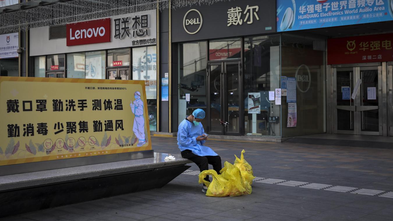 <p>Ein Mann mit Maske surft auf seinem Smartphone, während er sich auf einer Bank mit einem Plakat zur Corona-Prävention in der Nähe der geschlossenen Geschäfte im Huaqiangbei-Gebiet, dem größten Elektronikmarkt der Welt, in Shenzhen in der südchinesischen Provinz Guangdong ausruht.</p>