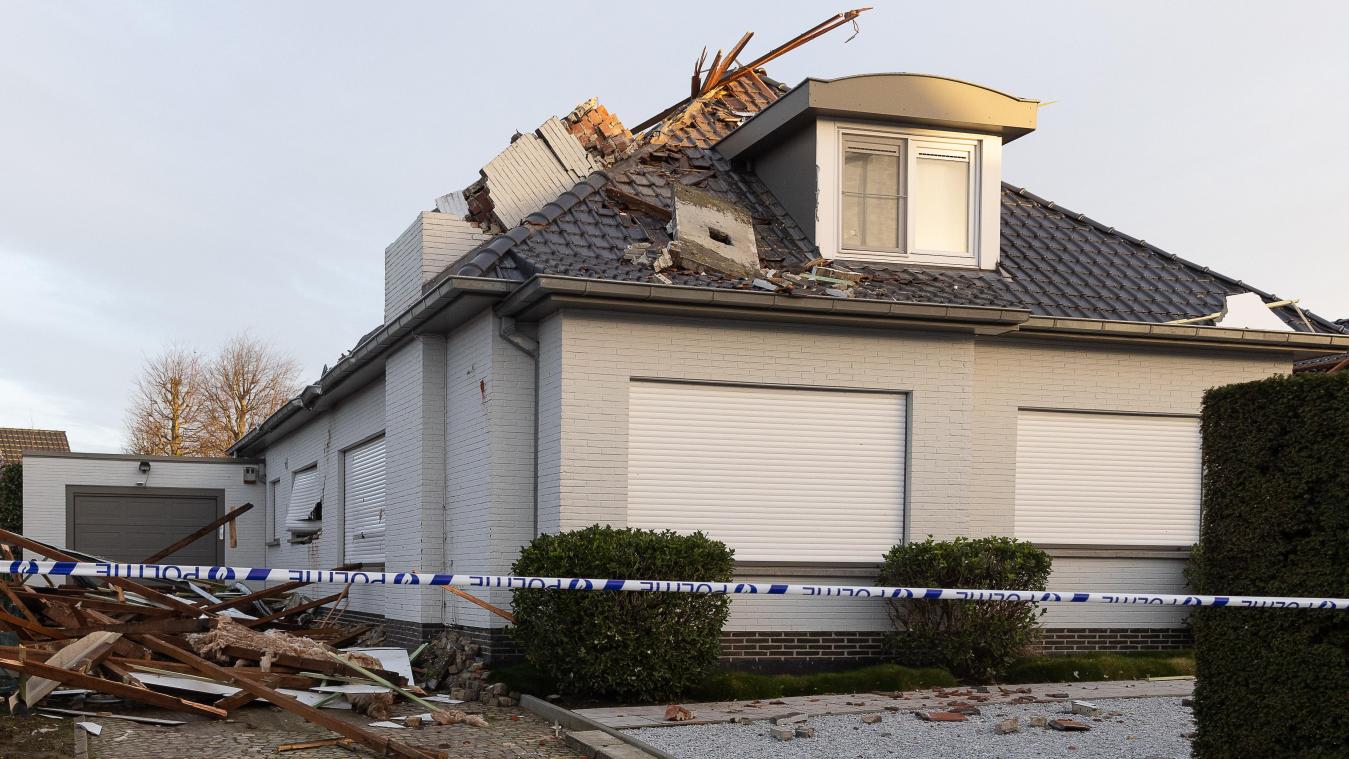 <p>Ein vom Sturm Franklin stark beschädigtes Haus im flämischen Deinze.</p>
