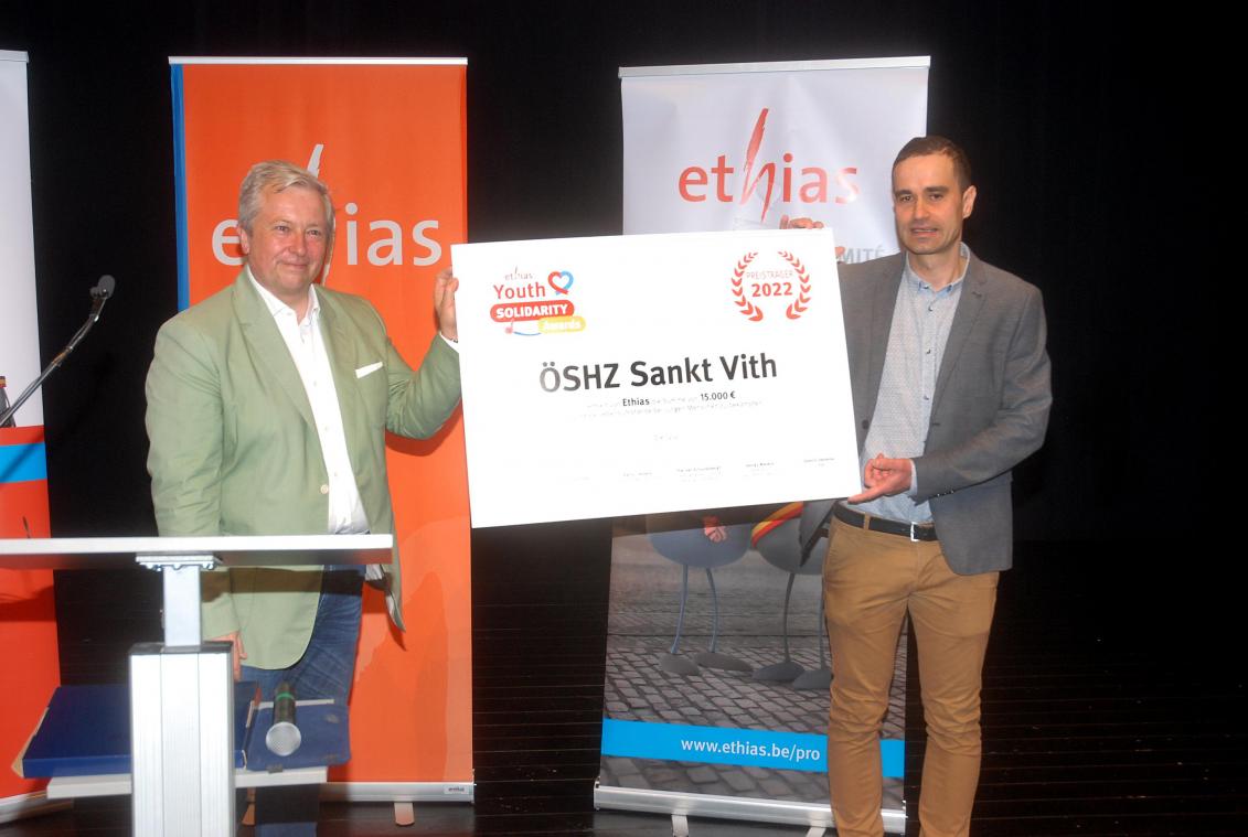 <p>Aus den Händen von Ethias-CEO Philippe Lallemand (links) konnte der Sekretär des ÖSHZ St.Vith, Marco Zinnen, einen Scheck über 15.000 Euro im Rahmen des “Ethias Youth Solidarity Award“ entgegennehmen.</p>