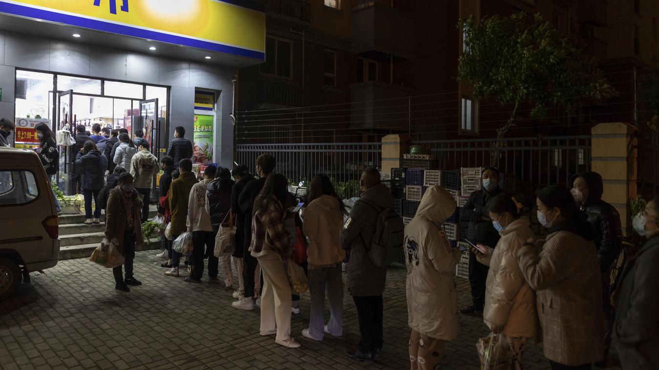<p>Anwohner, die zum Schutz vor dem Coronavirus Mund-Nasen-Schutz tragen, stehen nachts vor einem Supermarkt in der chinesischen Hafenstadt Shanghai an, um Lebensmittel zu kaufen.</p>