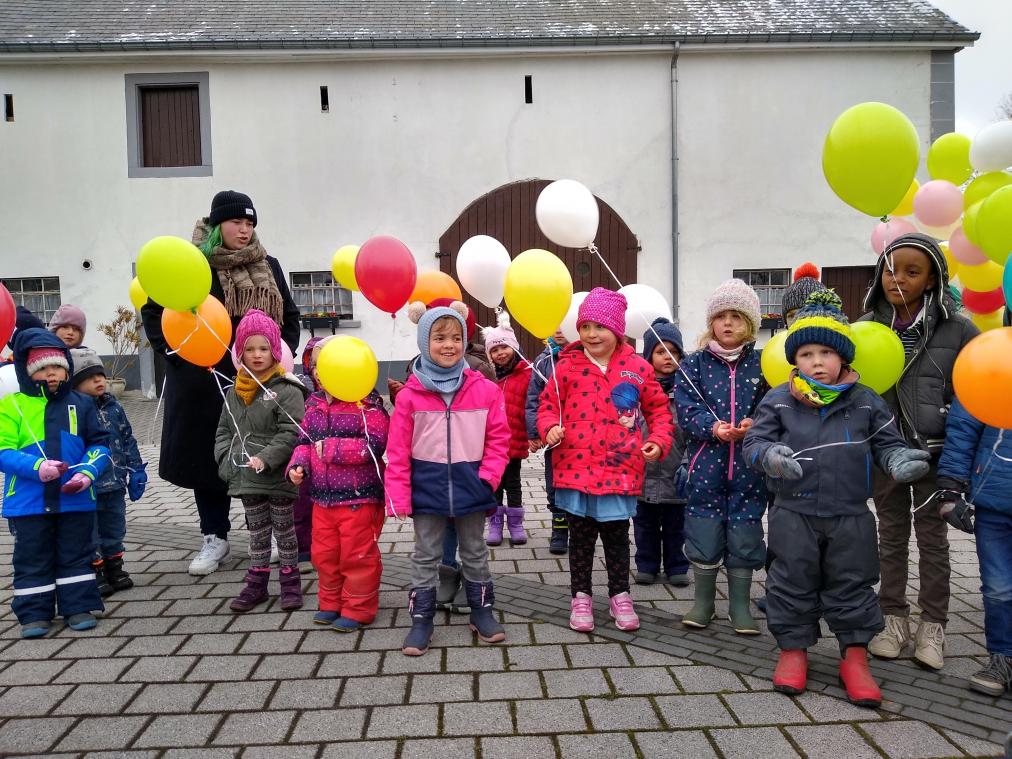 <p>Friedensmarsch der Clara-Viebig-Schule am Freitagnachmittag in Manderfeld: In den vergangenen zwei Wochen hatten sich die Kinder intensiv mit dem Thema Frieden auseinandergesetzt.</p>