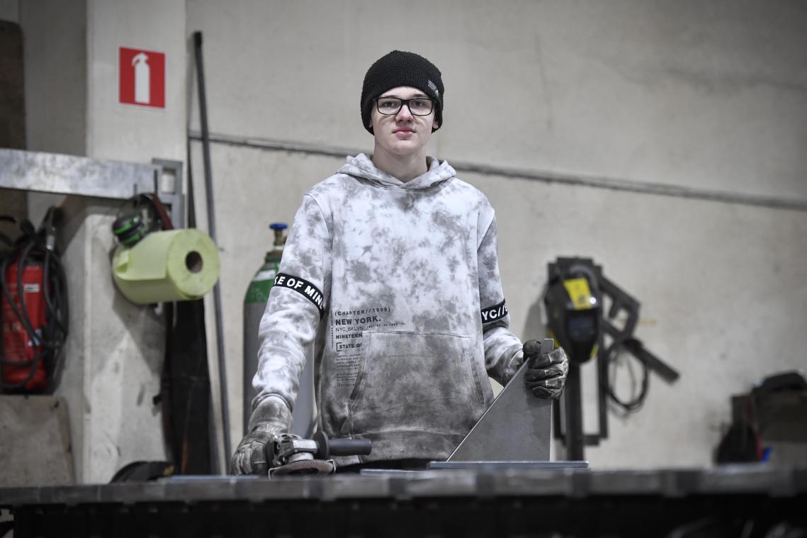 <p>Der 15-jährige Ian Leffin aus Eupen nutzt die Schnupperwochen, um sich Einblick in die Arbeit von Metallbauern zu verschaffen.</p>