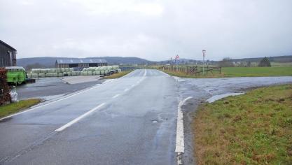 <p>Das Ausbauende der neuen Straße und des Radwanderwegs liegt auf Höhe des landwirtschaftlichen Anwesens Piront am Ortsausgang Richtung Iveldingen.</p>