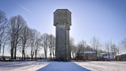 <p>Der Bütgenbacher Wasserturm befindet sich im Ortsteil „Zur Hütte“ und weckt aufgrund der touristischen Attraktivität des Dorfes großes Interesse.</p>