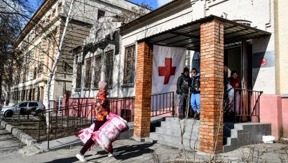 <p>Das belgische Rote Kreuz sieht von Hilfslieferungen in die Ukraine ab. „Die benötigten Hilfsgüter werden aus konfliktnahen Gebieten dorthin gebracht, wo sie am dringendsten benötigt werden“, erklärt Marie-Hélène Düsseldorf</p>