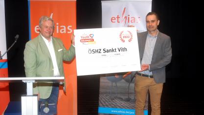 <p>Aus den Händen von Ethias-CEO Philippe Lallemand (links) konnte der Sekretär des ÖSHZ St.Vith, Marco Zinnen, einen Scheck über 15.000 Euro im Rahmen des “Ethias Youth Solidarity Award“ entgegennehmen.</p>