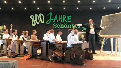 <p>Schülertheater „Schule wie zu Kaisers Zeiten“: Die Besucher der Eröffnungsveranstaltung der 800-Jahrfeiern in Schönberg kamen auf ihre Kosten.</p>