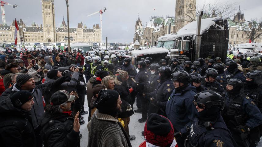 <p>Polizisten in Schutzausrüstung rücken in der Nähe des Parlaments in Ottawa auf Demonstrierende vor, um den Protest gegen die Corona-Politik der Regierung aufzulösen.</p>