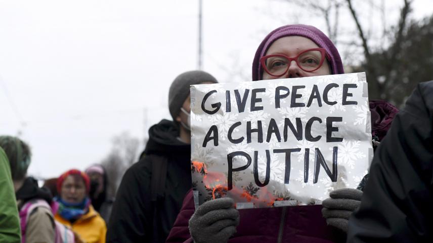 <p>Eine Frau hält ein Schild mit der Aufschrift „Give peace a chance Putin“ (zu Deutsch: „Putin, gib dem Frieden eine Chance“), während sie vor der russischen Botschaft in Helsinki gegen Russlands Angriff auf die Ukraine protestiert.</p>