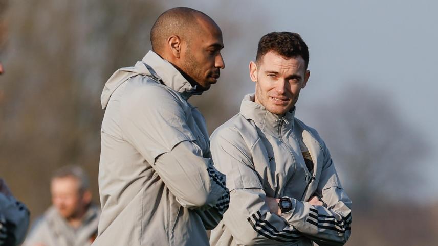 <p>Die beiden rechten Hände von Roberto Martinez: Thierry Henry (links) und Thomas Vermaelen.</p>