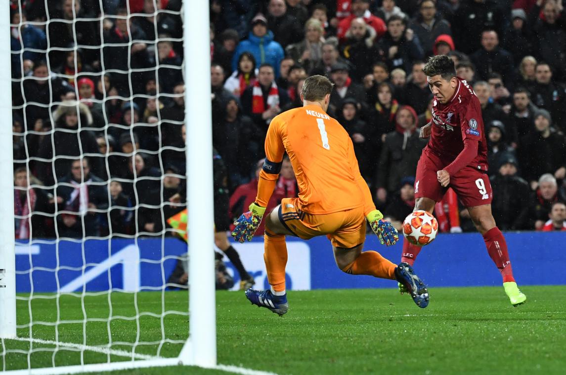 <p>Liverpools Roberto Firmino (rechts) versuchte vergeblich, Torwart Manuel Neuer (links) von München mit einem Schuss zu überwinden.</p>