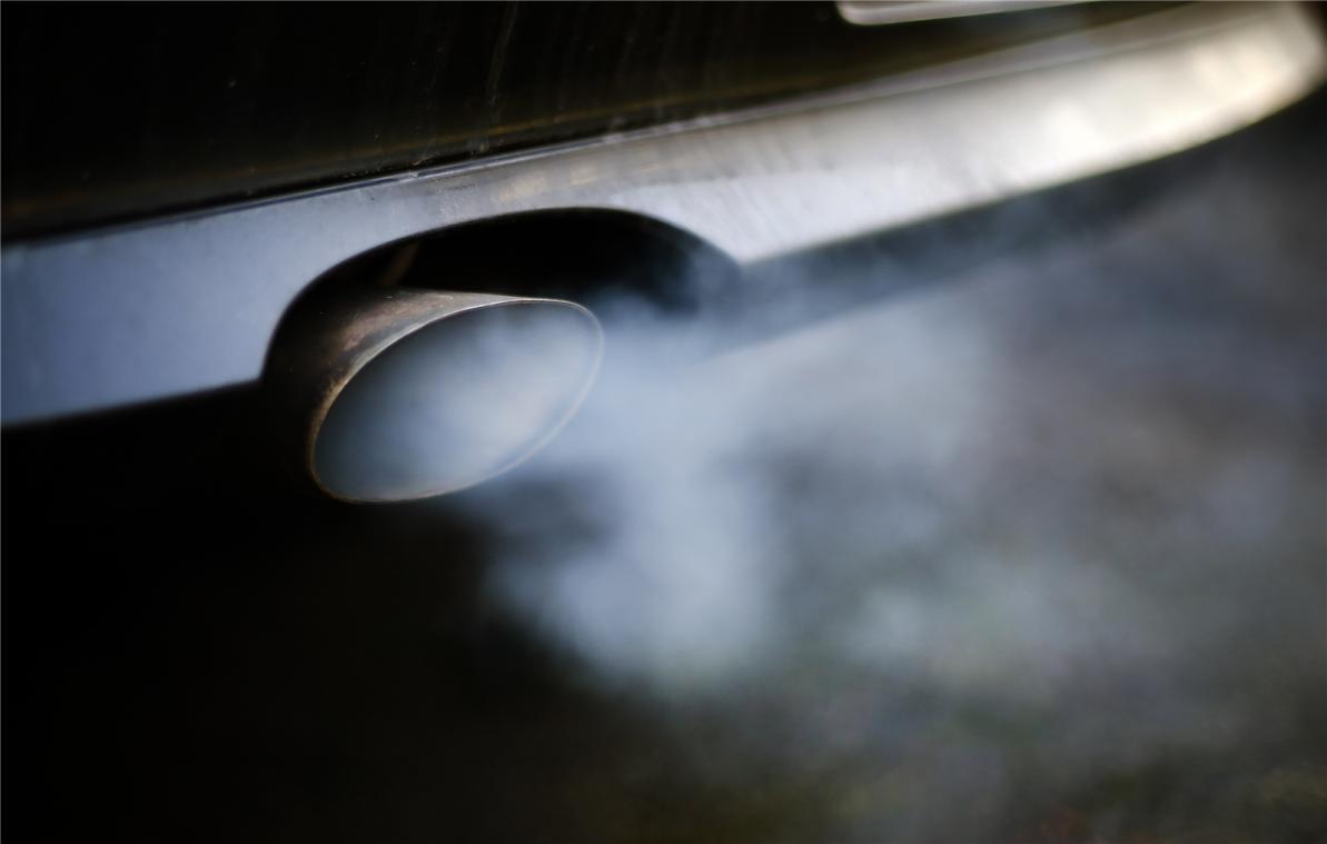 <p>Verboten und schädlich: Motor im Stand laufen lassen.</p>