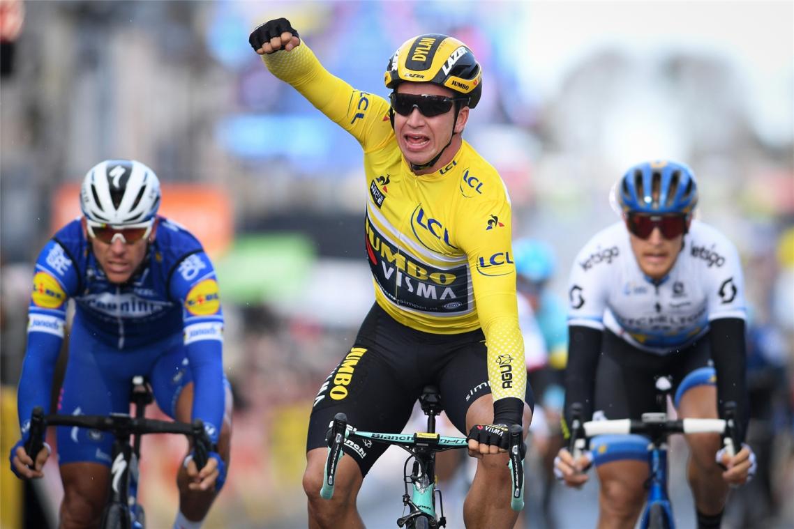 <p>Dylan Groenewegen (Mitte) feierte seinen zweiten Tagessieg; links im Bild Philippe Gilbert.</p>