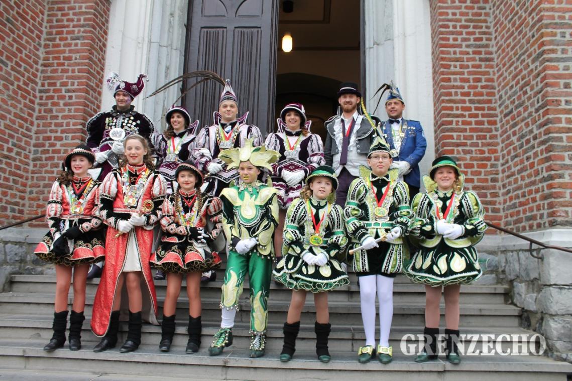 <p>Gruppenfoto vor der Kirche. Traditionell werden in Kelmis vor dem Kinderzug die Prinzenkerzen angezündet, die bis Dienstag um Mitternacht in der Pfarrkirche brennen. Foto: Griseldis Cormann</p>