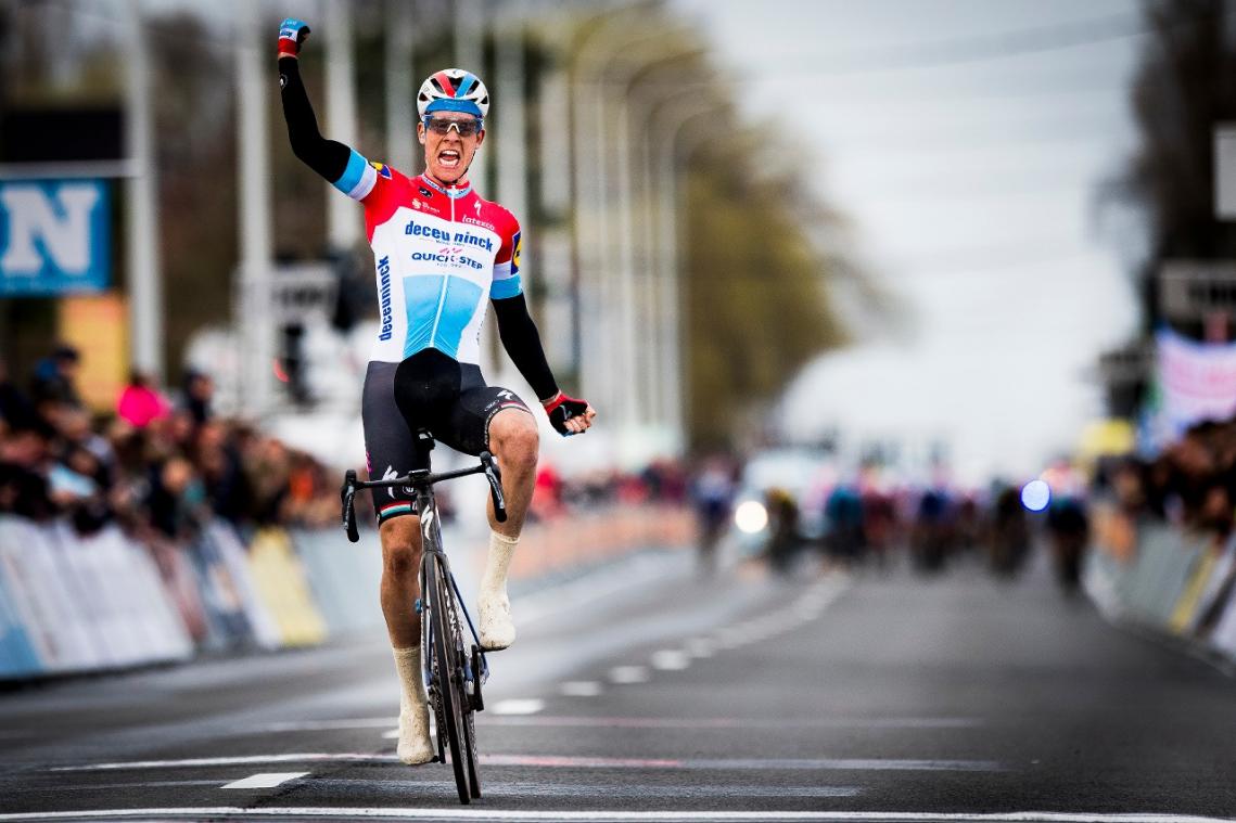 <p>Bob Jungels (Deceuninck - Quick-Step) feiert seinen Sieg auf der Zielgeraden des Rennens Kuurne-Brüssel-Kuurne. Foto: belga</p>