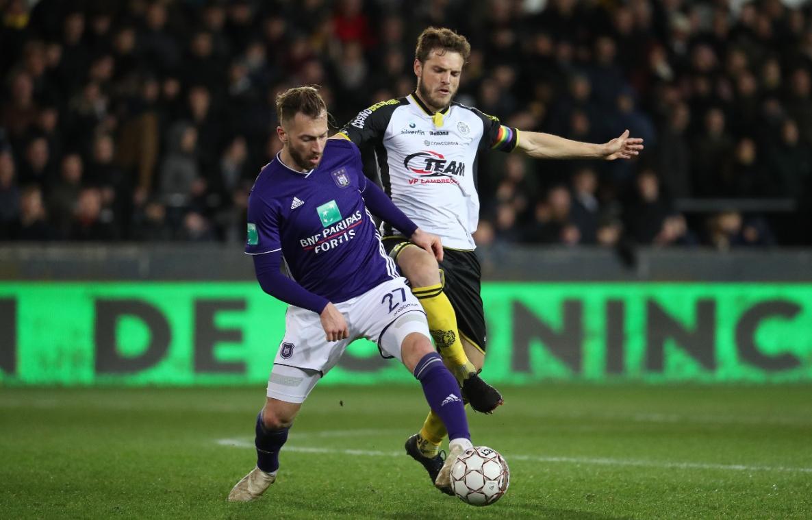 <p>Peter Zulj (Anderlecht) und Killian Overmeire (Lokeren) im Kampf um den Ball. Foto: belga</p>