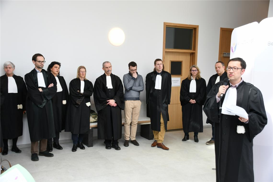 <p>Im Foyer des Justizgebäudes in Eupen nahmen rund 50 Rechtsanwälte, Greffiers, Magistrate und Verwaltungsangestellte  an der Kundgebung teil.</p>
