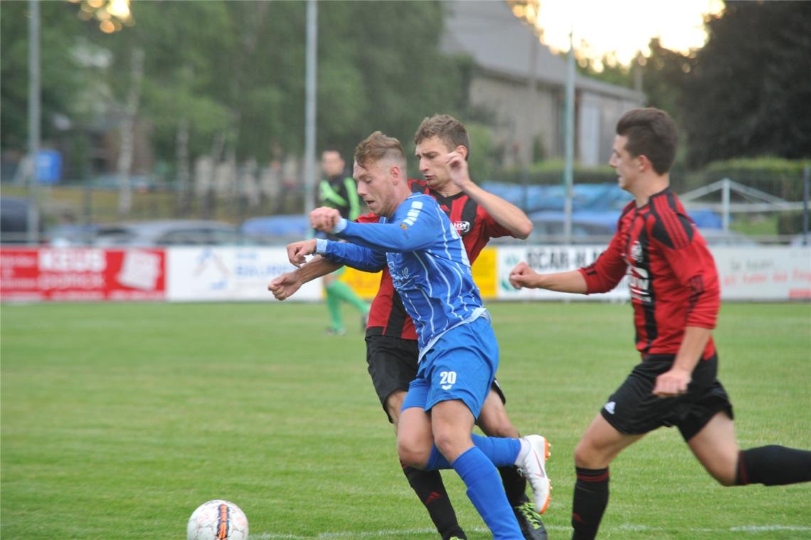 <p>Cerim Becirovic (in blau) wird bald wieder im Dress des RFC Raeren-Eynatten auflaufen.</p>