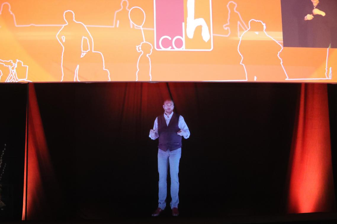<p>Beim Kongress in Namur stand Parteichef Maxime Prévot als Hologramm auf der Bühne.</p>