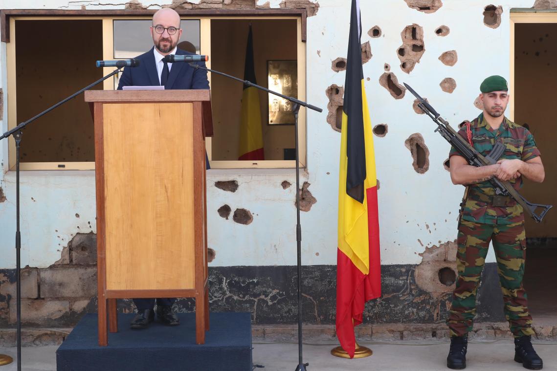 <p>Premier Michel bei seiner Ansprache an dem Ort, wo vor 25 Jahren die zehn belgischen Blauhelmsoldaten hingerichtet wurden. Die Einschüsse in einer Wand des ruandischen Militärlagers sind bis heute erhalten geblieben.</p>