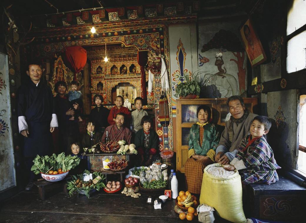 <p>Eine Familie aus Butan: Die Ausstellung zeigt die Ernährungsgewohnheit von zahlreichen Ländern.</p>