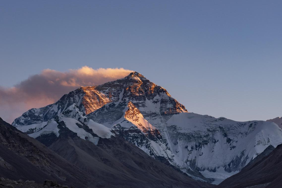 <p>Der Sonnenuntergang färbt den Gipfel des Mount Everest (Nepal).</p>