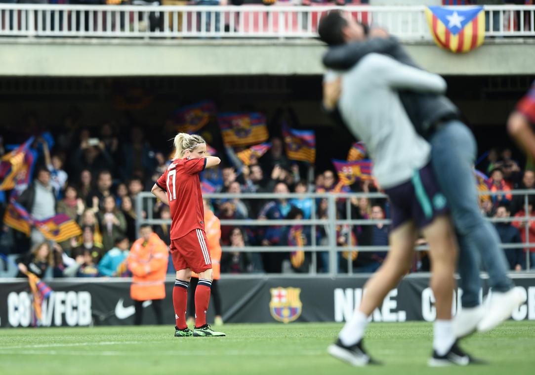 <p>Kathrin Hendrich schaut enttäuscht, während Barcelona jubelt.</p>
