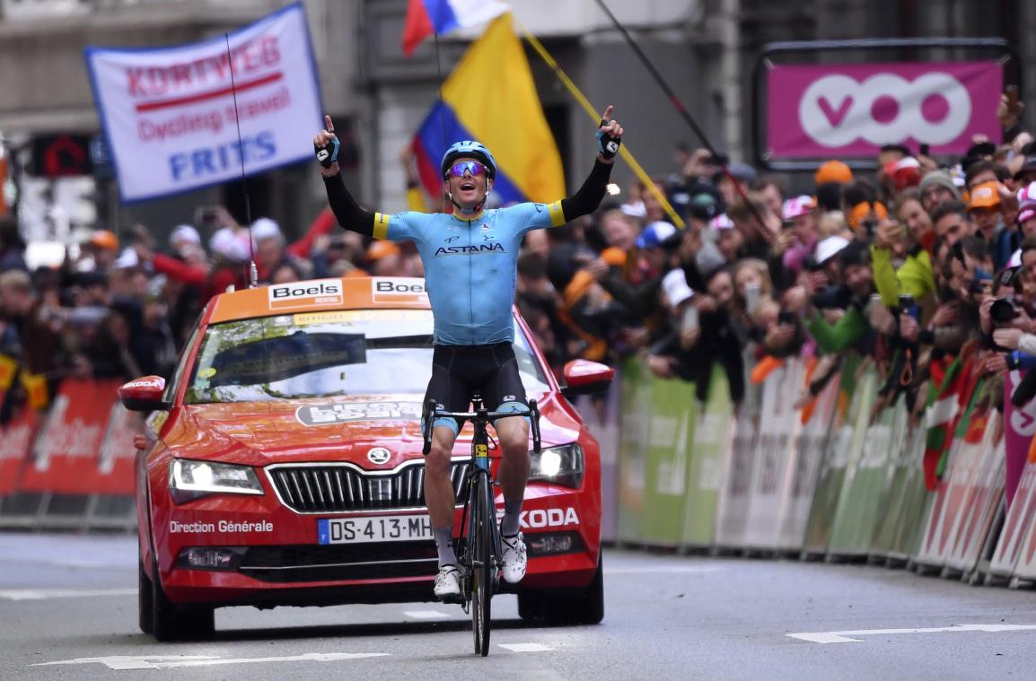 <p>Im Herzen der Stadt Lüttich feiert Jakob Fuglsang vom Team Astana seinen Sieg.</p>