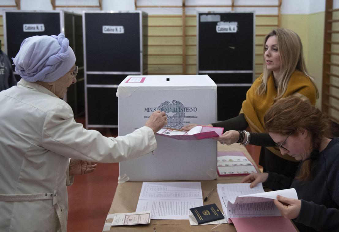 <p>In Italien, wo ausschließlich für das EU-Parlament gewählt wurde, schlossen die Wahllokale am Sonntag erst um 23 Uhr. Das Endergebnis wird nicht vor Montag erwartet.</p>