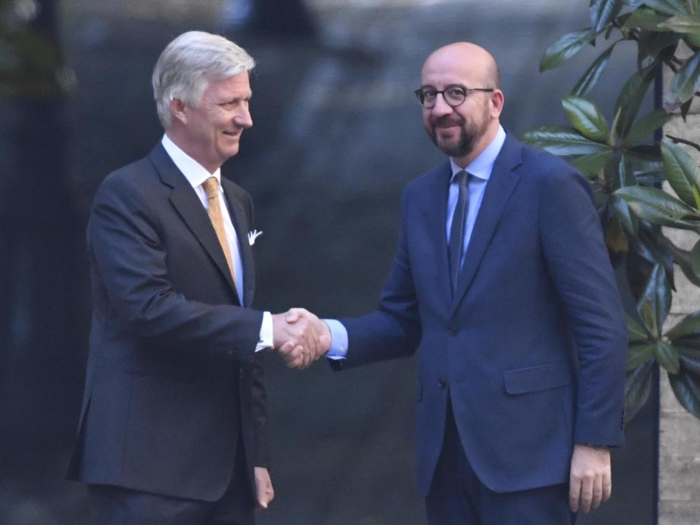 <p>Die Bilder gleichen sich: Charles Michel beim König, diesmal nicht als Premierminister, sondern als Präsident der wallonischen Liberalen, MR. Gespannt wird beobachtet, ob es auch einen Händedruck des Königs mit dem Präsidenten des Vlaams Belang geben wird.</p>