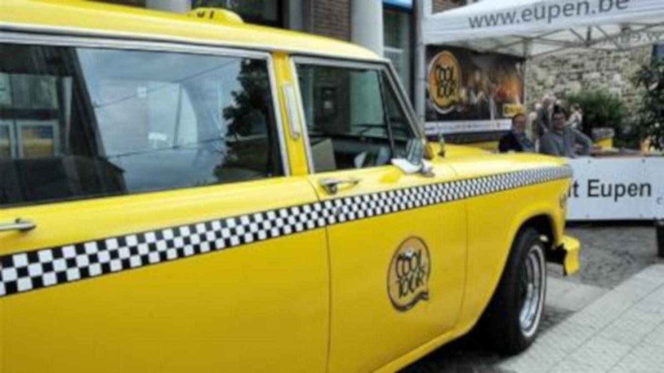 <p>Unter anderem mit diesem historischen Taxi wurde in Eupen in der Vergangenheit die seit 2017 laufende „CoolTour“-Kampagne beworben.</p>