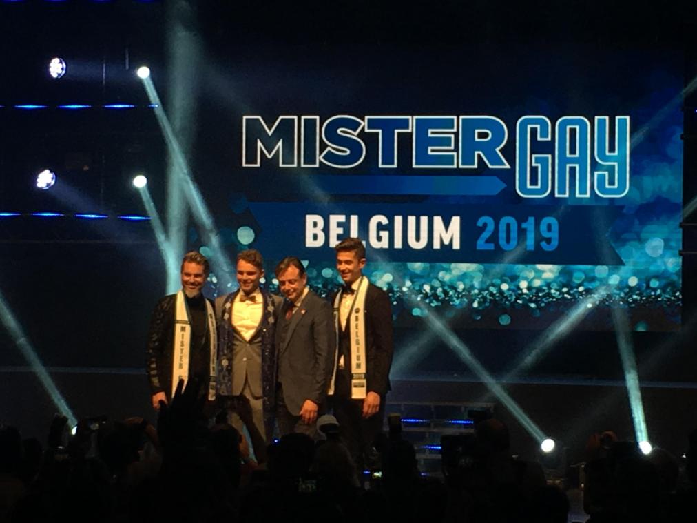<p>Jury-Mitglied Bart De Wever mit den drei Erstplatzierten des Mister-Gay-Wettbewerbs, Matthias De Roover (2.v.l.), Thierry Toebat (l., Platz zwei) und Niels Van Den Steen (r.)</p>