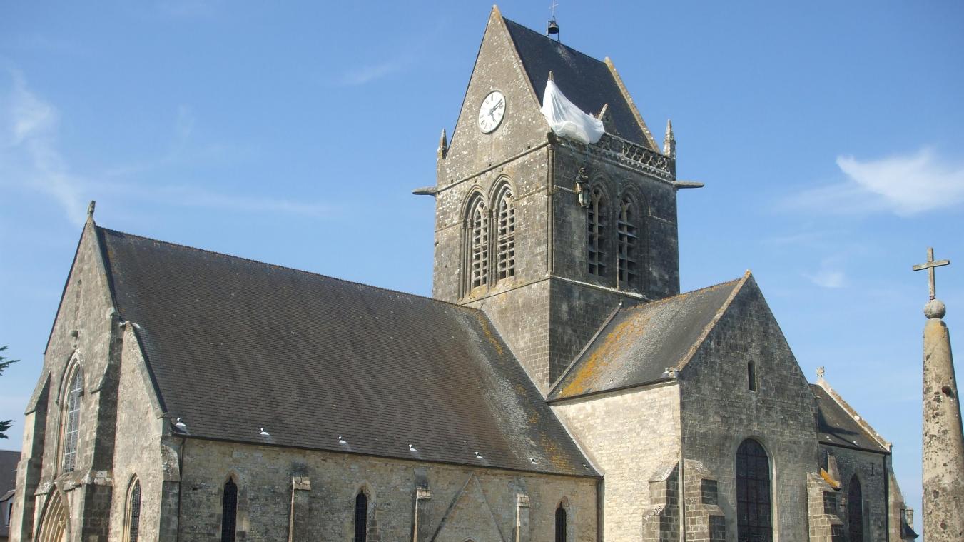 <p>Sainte-Mère-Eglise wurde berühmt durch die amerikanische Luftlandung. Ein US-Soldat blieb damals am Kirchturm hängen. Heute erinnern eine Puppe und ein weißer Fallschirm an die Ereignisse.</p>