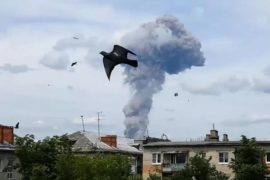 <p>Rauch steigt nach einer Explosion über einem Munitionsbetrieb Dserschinsk auf.</p>