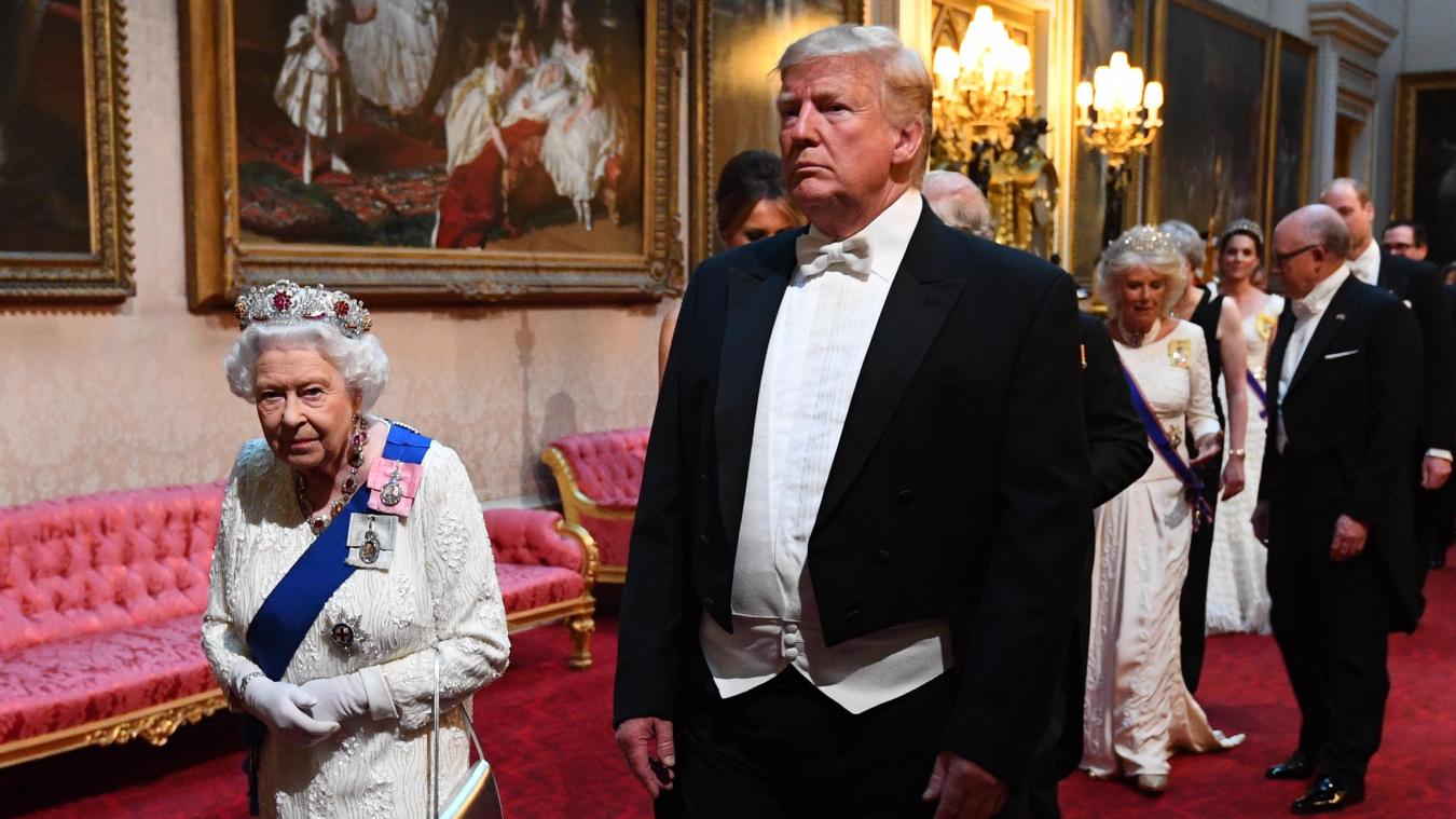 <p>Die britische Königin Elizabeth II. (links), Donald Trump, Präsident der USA, und andere Gäste gingen Montag durch die East Gallery des Buckingham Palace, um an einem Staatsbankett teilzunehmen.</p>