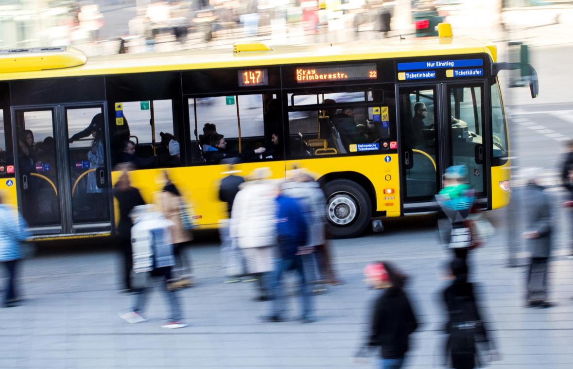 <p>Aus Protest gegen die tatsache, dass der Fahrer ihn des Busses verwiesen hatte, legte der Mann sich unter den Bus und brachte sich so in Lebensgefahr.</p>