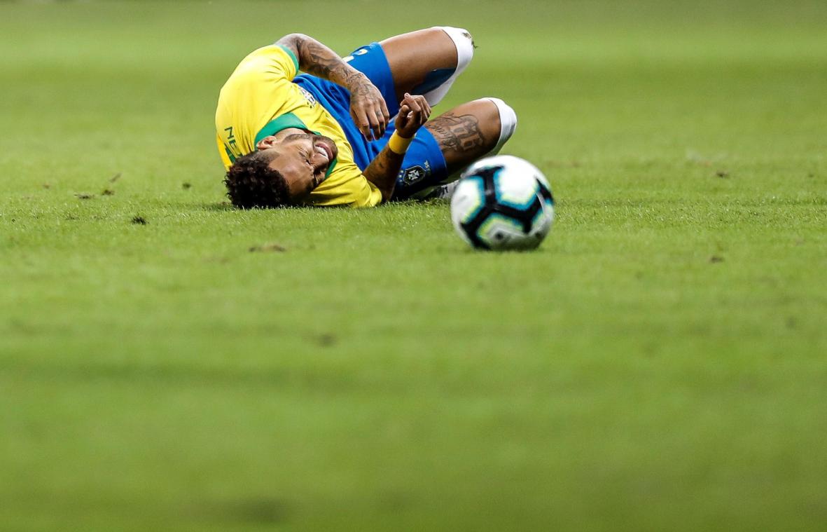 <p>Neymar liegt derzeit wörtlich wie bildlich am Boden.</p>