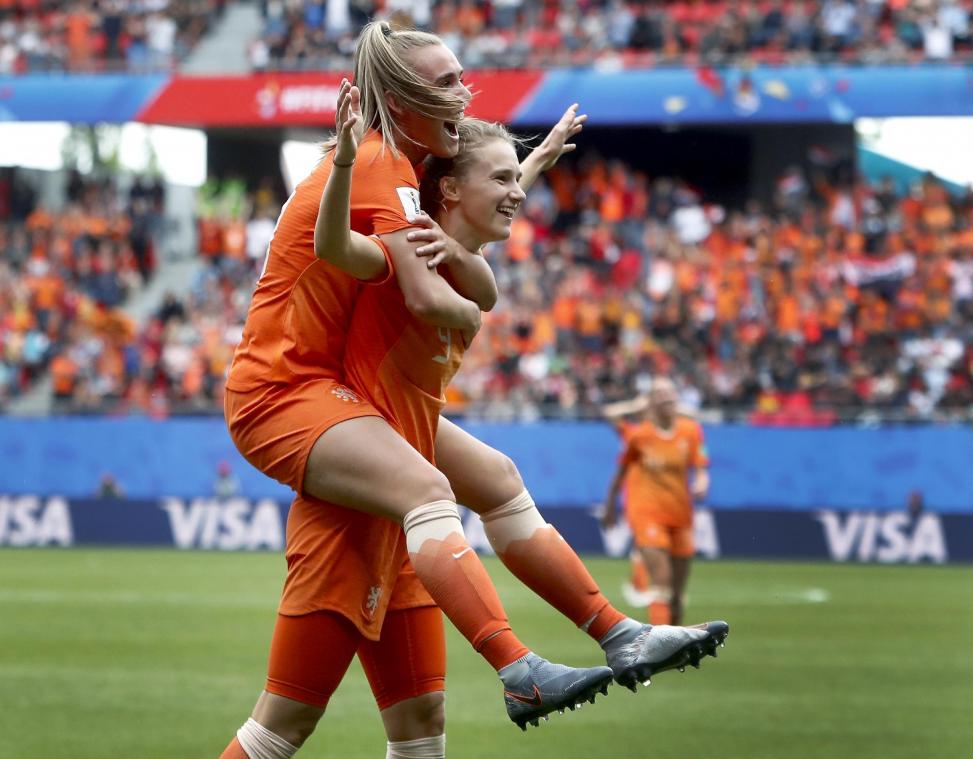 <p>Torschützin Vivianne Miedema (r.) aus den Niederlanden und ihre Teamkollegin Jill Roord beim Torjubel.</p>