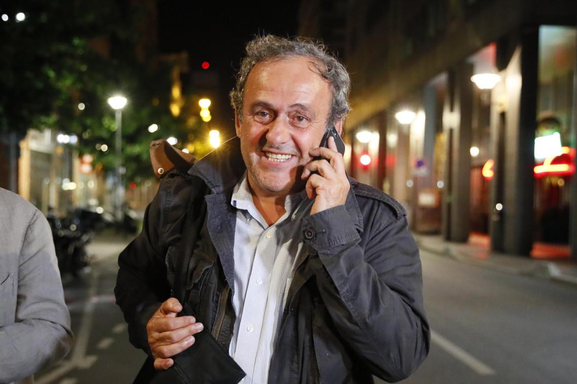 <p>Michel Platini, früherer UEFA-Präsident, telefoniert nach seiner Entlassung aus dem Gewahrsam der Polizei.</p>