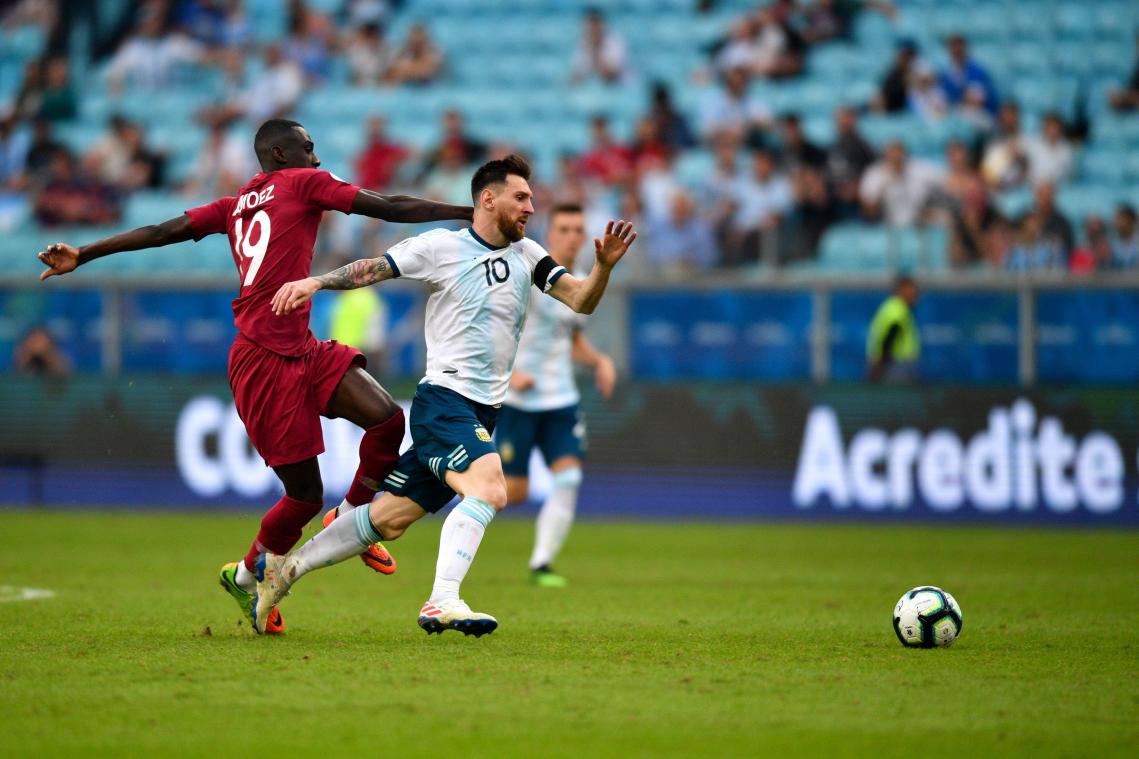 <p>Lionel Messi (rechts) im Zweikampf mit Almoez Abdulla</p>