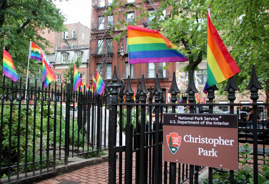 <p>Ein mit Regenbogenfahnen geschmückter Zaun am Christopher Park gegenüber dem Stonewall Inn im Szene-Stadtteil Greenwich Village. Unruhen vor 50 Jahren waren der Funke, der eine internationale Bewegung in Gang setzt.</p>
