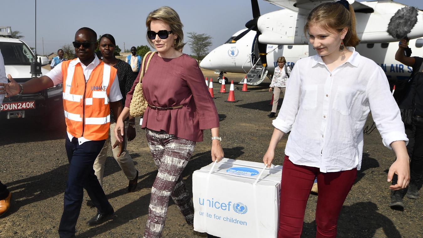 <p>Gleich mit anpacken: Königin Mathilde (l.) und Prinzessin Elisabeth in Kenia auf Mission für das UN-Kinderhilfswerk Unicef.</p>